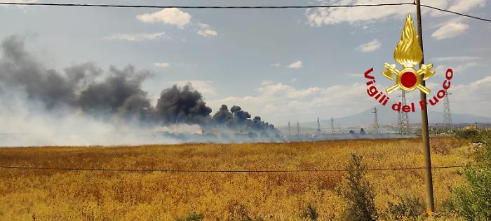 Incendio zona industriale Catania