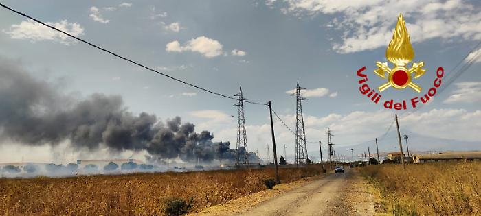 Incendio zona industriale Catania