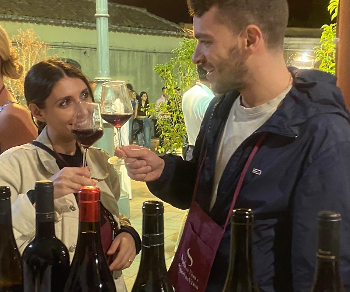 VM25_01 brindisi fra wine lovers in piazza