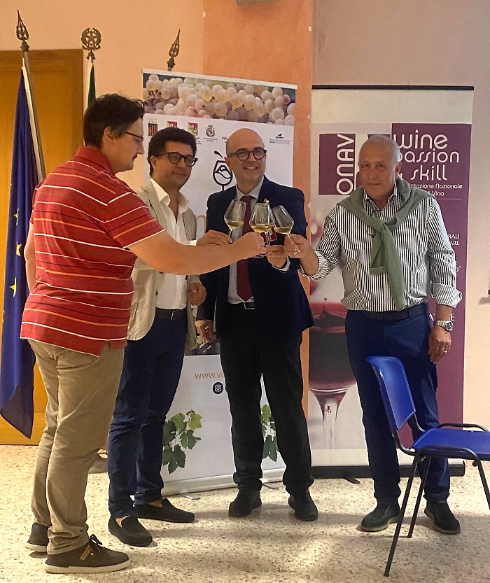 VM25_degustazione vini del Carso, il sindaco Alfio Cosentino con gli organizzatori 14.09.25