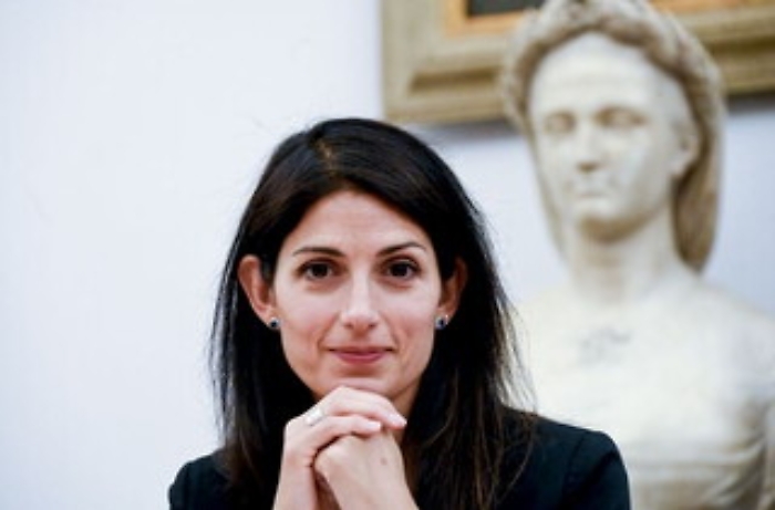 Roma, Raggi ai consiglieri M5s: "Mi ricandido"