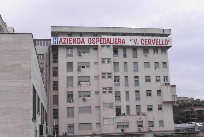 Sanità in Sicilia, sondaggio con gazebo davanti a 13 ospedali