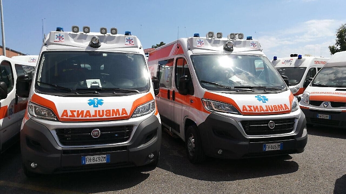 Ss 189: scontro auto-camion, donna miracolata