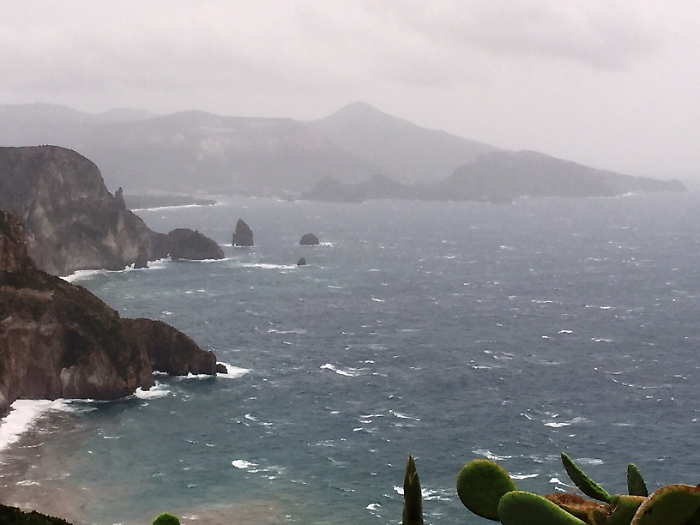 Maltempo, allagamenti a Palermo e niente traghetti per le Eolie