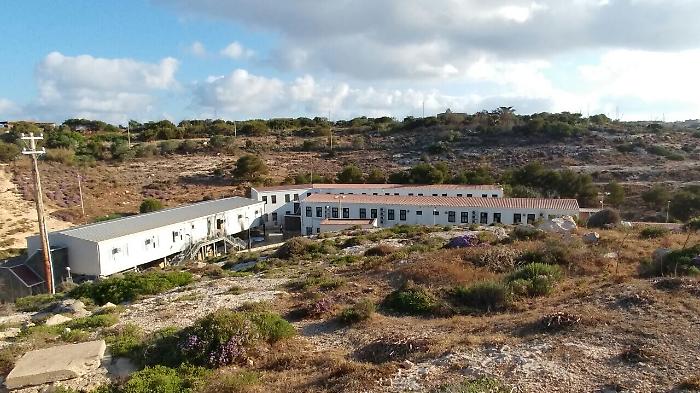 Lampedusa, al via i lavori di adeguamento dell'hotspot: capienza salirà a 354 migranti