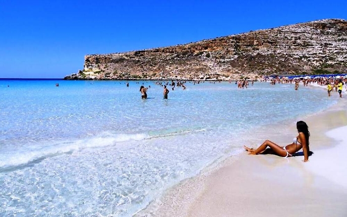 Un'immagine d'archivio della spiaggia dell'isola dei Conigli, a Lampedusa