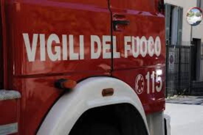 Nuova intimidazione a Brancaccio: in fiamme un escavatore, indagini su collegamenti con il rogo al parcheggio e il racket delle estorsioni