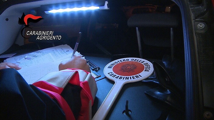 Colpi di pistola contro l'auto di una trentunenne