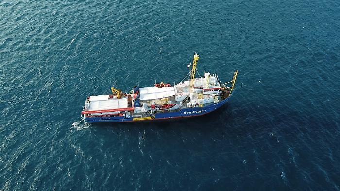 Blitz dei politici sulla Sea Watch, Salvini non cambia idea: «Niente sbarco»