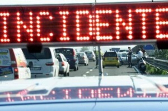 Tangenziale, auto contro moto
Centauro gravemente ferito