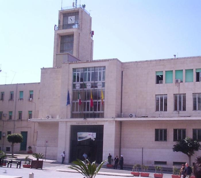 Gela, l'isola felice tra furti, pistolettate e scontri politici