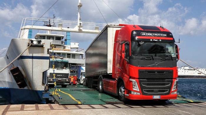 In Sicilia dopo il caro aerei c'è il caro navi: 
scatta la protesta degli autotrasportatori