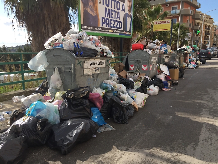 Caos rifiuti Sicilia, appello al ministro: &laquo;Inviate un commissario da Roma&raquo;