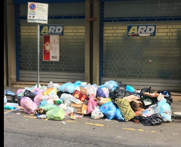 Catania, via D. degli Abruzzi: marciapiede tramutato in discarica