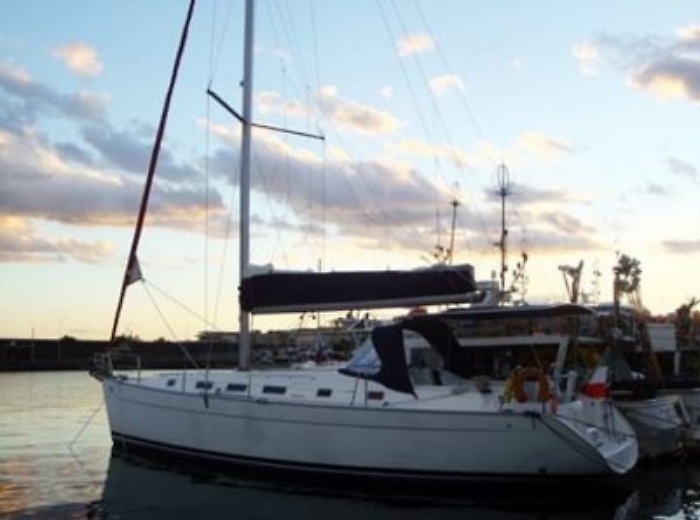 Riposto, la barca a vela usata per uno sbarco donata all'Istituto Nautico