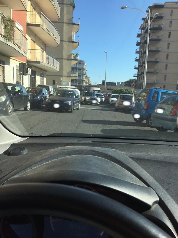 Catania: strada  quotidianamente intasata.