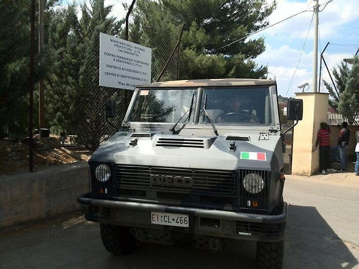 Migranti in rivolta a Pian del Lago dopo morte di un tunisino