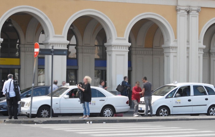 Catania, esposto del Comune: «Qualcuno non vuole i taxi legali alla Stazione»