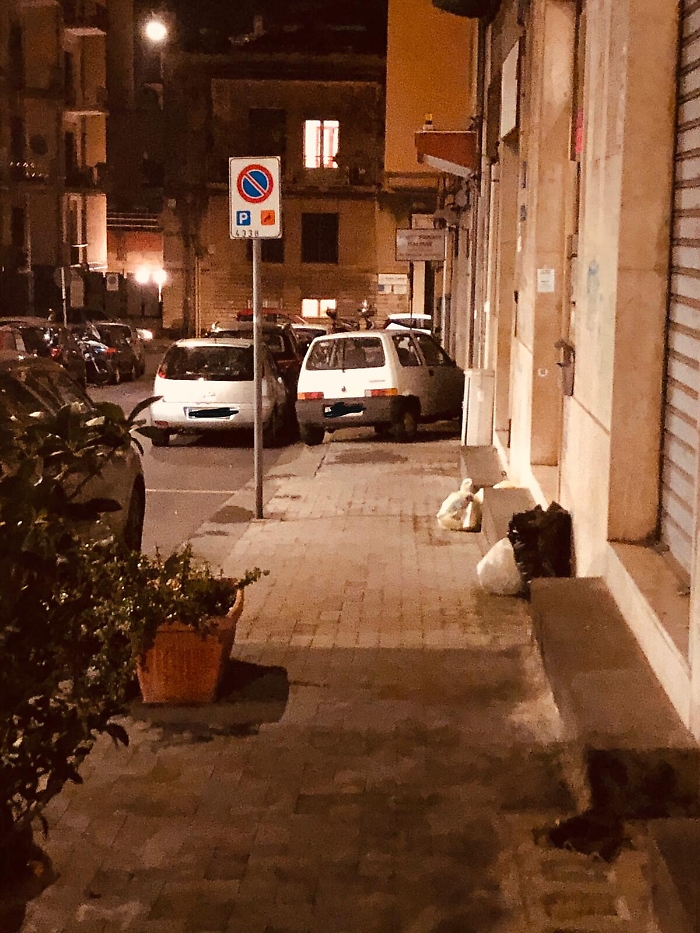 Catania: inciviltà e sporcizia in via Gradisca