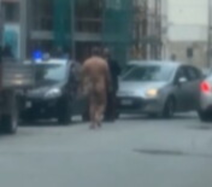 Uomo va in giro nudo e aggredisce carabinieri che lo bloccano