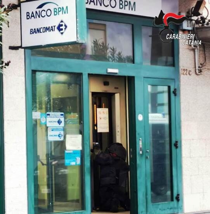 Valverde: volevano far saltare in aria il bancomat, costretti alla fuga dai Cc