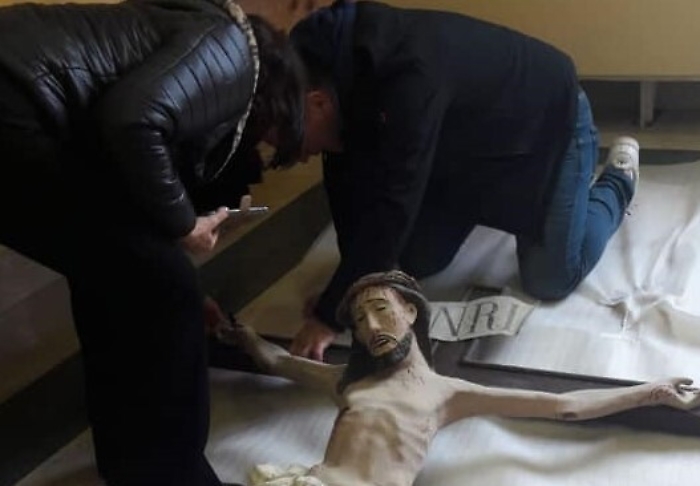 Antico crocifisso recuperato dentro una chiesa