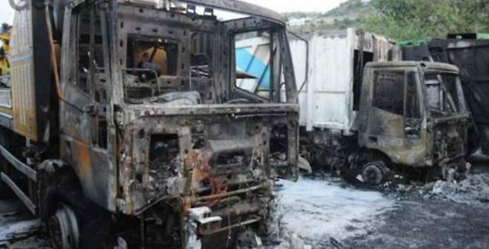 Acate, a fuoco tre mezzi per la raccolta dei rifiuti