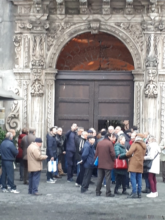 Catania, caos all'ufficio tributi: cittadini in coda dall'alba