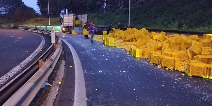 Camion perde carico di limoni sull'A18 nello svincolo di Giarre
