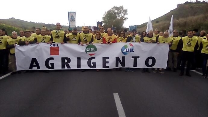 La viabilità "strozzata" dalle incompiute
Sindaci, Chiesa e sindacati in piazza ad Agrigento