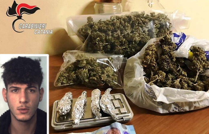 Catania, vendeva &ldquo;erba&rdquo; nel parco giochi di piazza Falcone e Borsellino