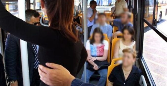 Palpeggia donna su bus, senzatetto di origini catanesi arrestato a Roma