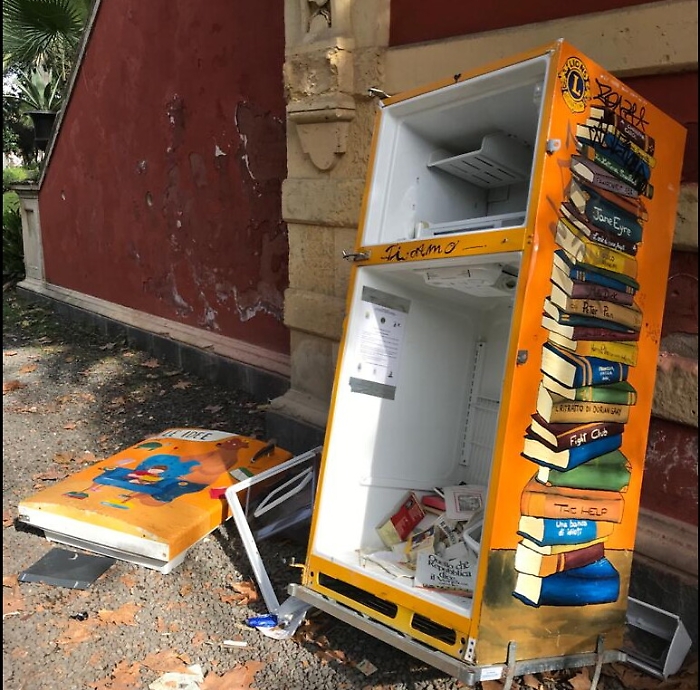 Catania: vandalizzato il frigo-biblioteca della villa Bellini