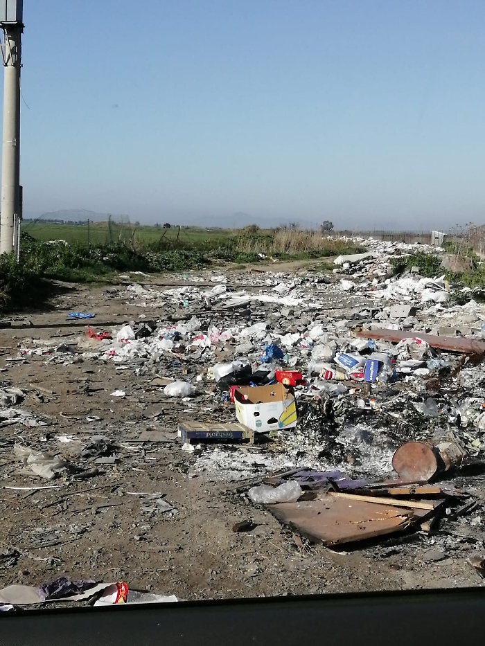 Enorme discarica abusiva a 50 Mt dai M.A.A.S di Catania