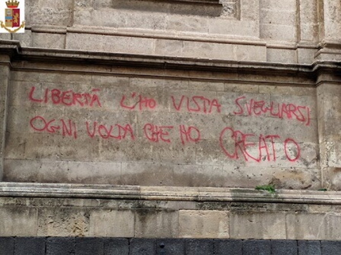 Catania, deturpa con spray facciate di palazzi e di una chiesa: denunciato
