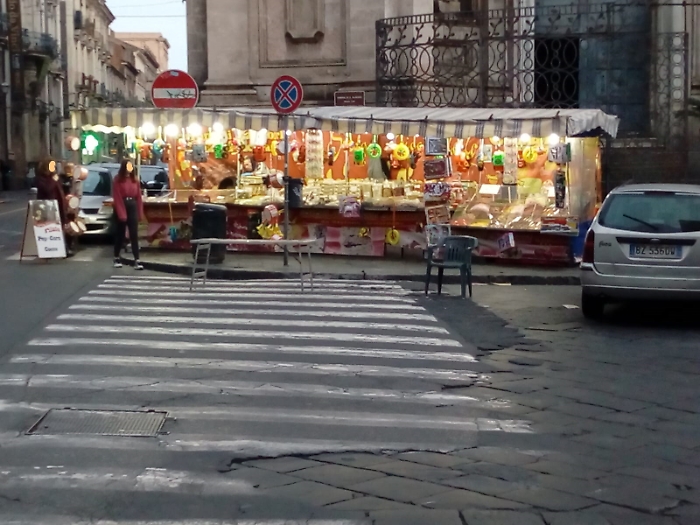 Catania: le bancarelle... in centro storico.