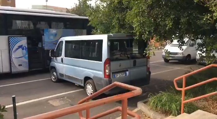 Saccheggiato nella notte a Catania il pullman della squadra di calcio del Monopoli