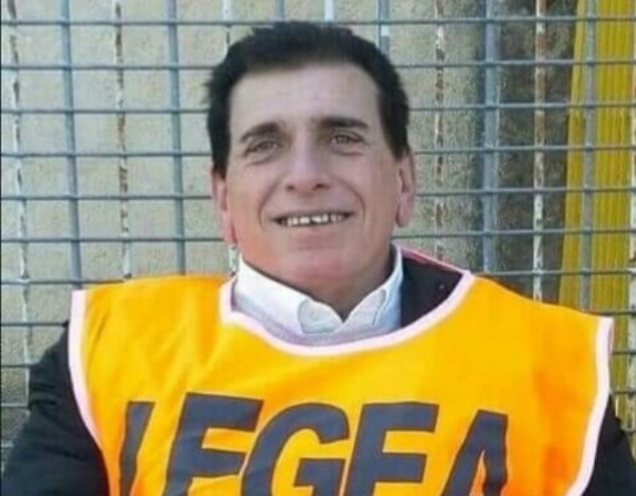 Giornalista disabile viene fatto allontanare dal campo dall'arbitro: scoppia la polemica