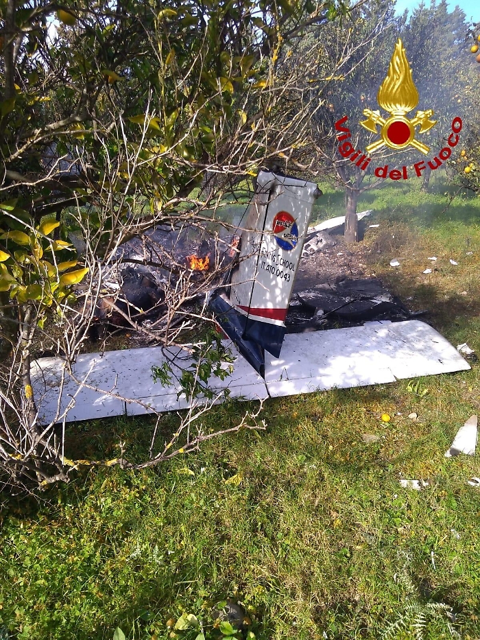 Piccolo aereo precipita e prende fuoco nelle campagne del Siracusano: morti i due occupanti