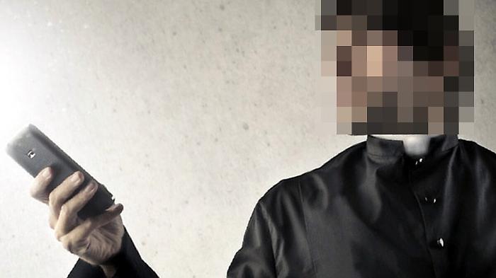 Paternò, «Se non paghi ti denuncio al vescovo e alle Iene»
Estorsione a sfondo sessuale a danno di un sacerdote