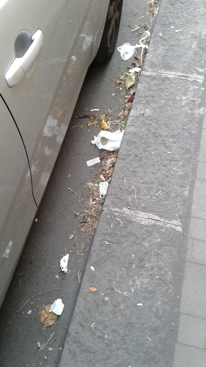 Sporcizia perenne lungo i marciapiedi di Via Quieta a Catania