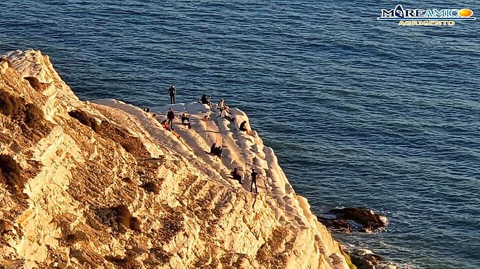 Scala dei Turchi, l'ordinanza di divieto al sito non viene rispettata