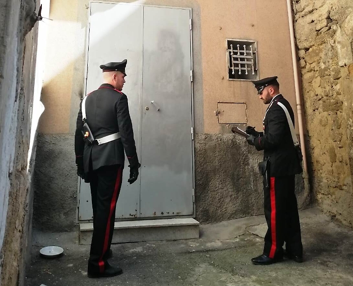 Palagonia: occupano una casa, rubano l'elettricità (ma hanno il reddito di cittadinanza)