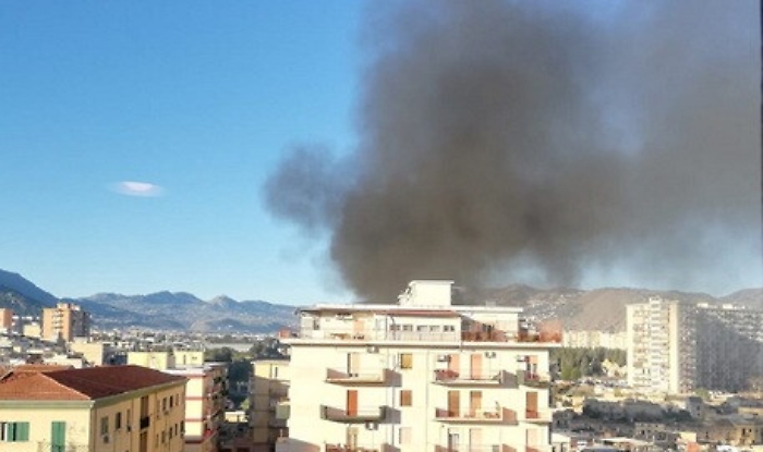 Bruciano cumuli di rifiuti, nube nera nel cielo di Palermo