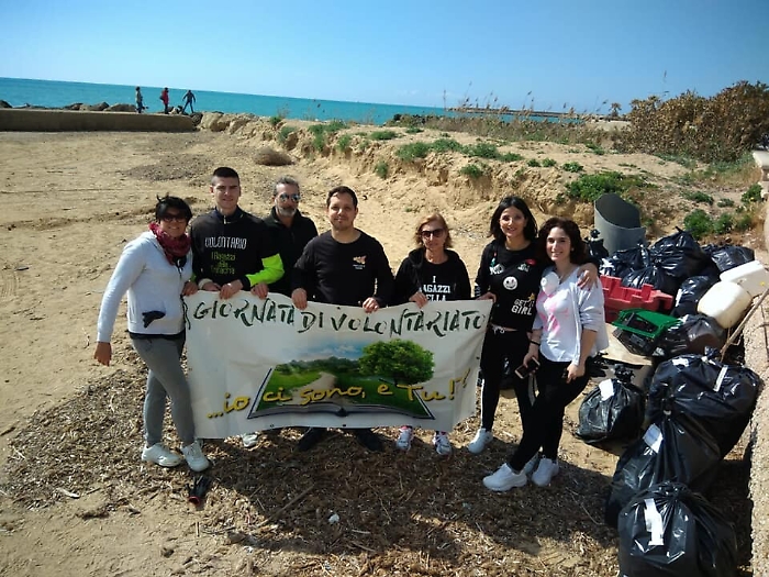 I ragazzi della Trinacria hanno ripulito il lungomare Falcone-Borsellino di San Leone