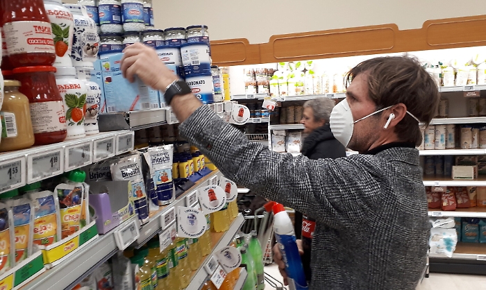 Coronavirus, mascherine e amuchina a ruba anche a Catania:  dilaga la paura