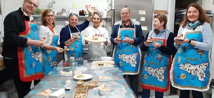 Turismo esperienziale: turisti tedeschi realizzano l'Agnello Pasquale di Favara