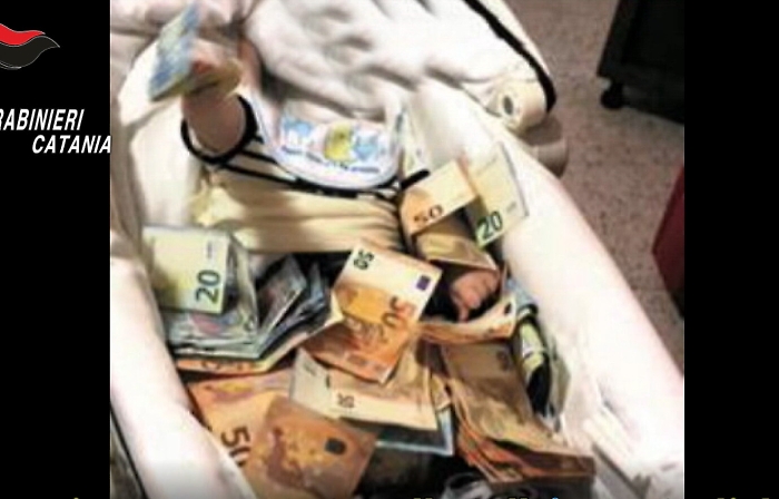 Catania, blitz in 3 ricche piazze di spaccio: 
il pusher e la foto del bebé coperto di euro