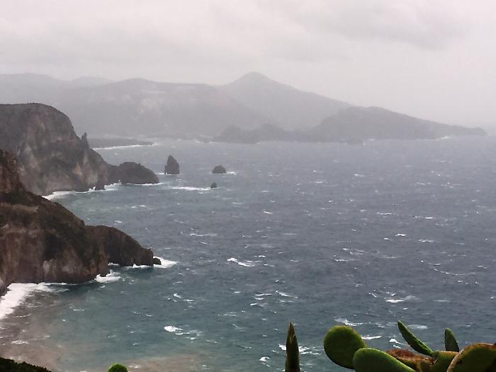 Vento forte e mare forza 6, sospesi i collegamenti con le isole Eolie