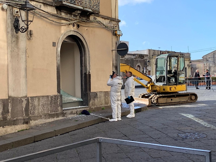 Sant'Alfio: fallisce assalto al bancomat, banditi abbandonano escavatore